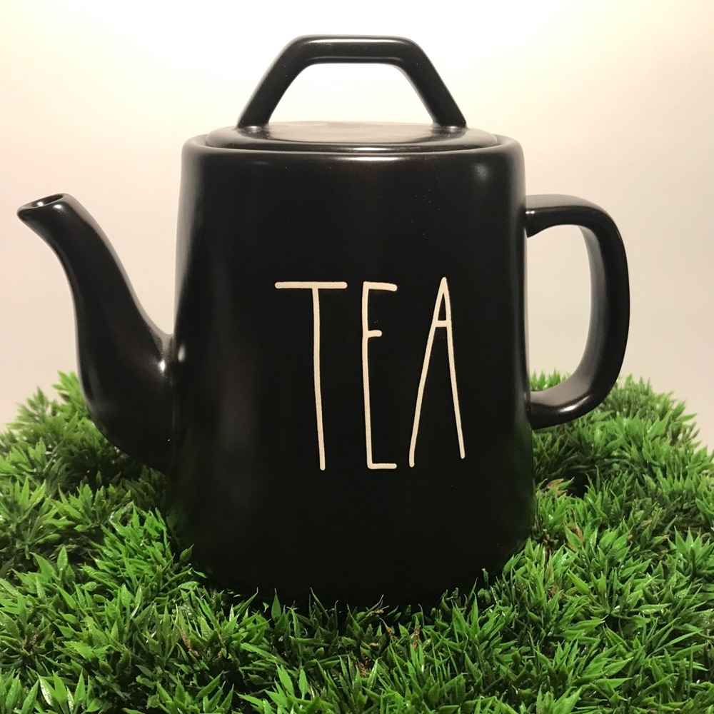 Rae Dunn teapot.
